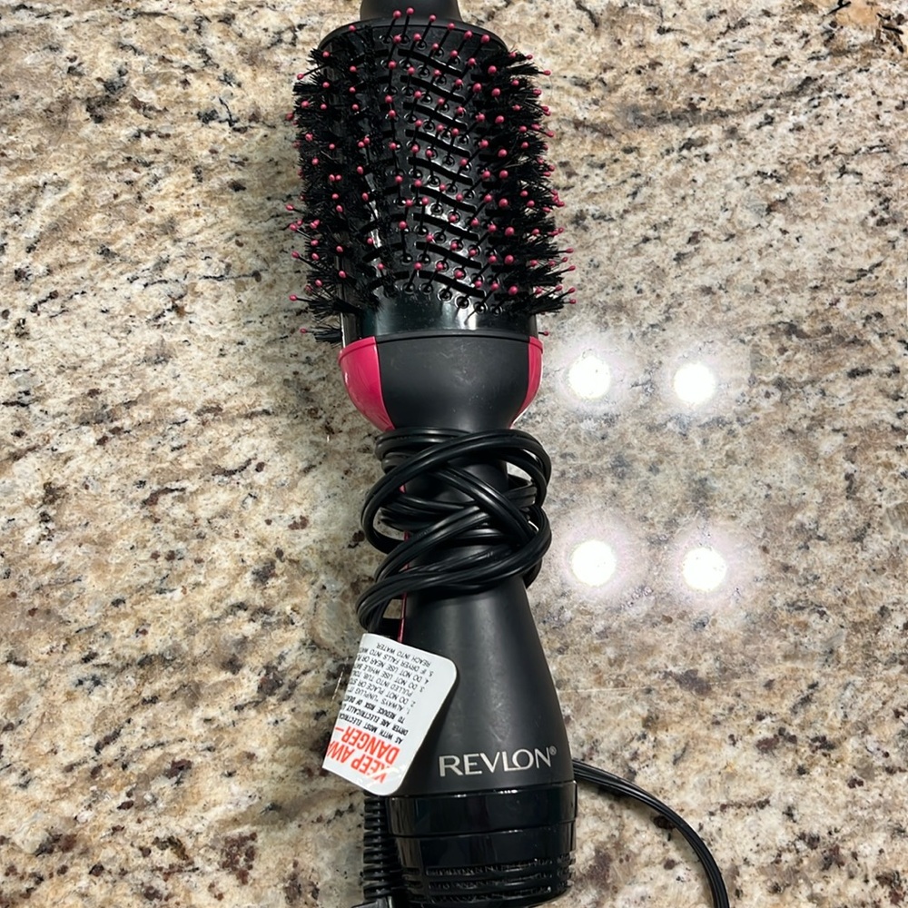 Hairbrush/hairdryer